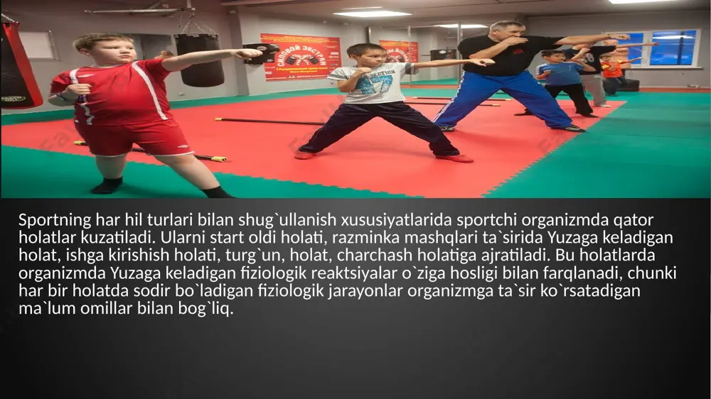 yonlar harakatlarning boshqarilish mexanizmini takomillashishi bilan bog`liqdir. sportda kuch bilan bajariladigan mashqlar ham mavjud bo`lib, bu turga: og`ir atletika, to`qmoq va yadro uloqtirish kiradi. sportning bu turlari bilan shug`ullanish ko`tariladigan shtanga og`irligiga yoki uloqtiriladigan snaryadning tortishiga mos keladigan muskul kuchlanishini rivojlantiradi. statik kuchlanish ozmi ko`pmi vaqt ichida muskullarni taranglangan holatida ushlashdan iborat bo`lib unga, og`irliklarni, gavdasini yoki qo`l-oyoqlarni ma`lum holatda ushlab turish va boshqalar kiradi. statik kuchlanishlarda muskullar izotermik rejimda ishlaydi. statik kuchlanishda maksimal taranglikni uzoq vaqt ushlab bo`lmaydi. taranglanish darajasi qanchalik past bo`lsa, uni saqlash vaqti shunchalik ko`p bo`ladi. statik kuchlanishning uzoq vaqt saqlanishda charchash bilan kuzatilmaydigan darajasi muskul tonusi deb yuritiladi. statik kuchlanishlardagi energiya sarfi muskullarning (sarfi) taranglashish darajasiga to`g`ri mutanosib bo`ladi, ya`ni muskul taranglashishi qanchalik kuchli bo`lsa energiya sarfi shunchalik ortiq bo`ladi va aksincha. statik kuchlanishlarda harakat bo`lmasligi va boshqa mehanik ish bajarilmasligi bu jarayonlarda statik ish deb atash imkonini bermaydi, ularni bajarilishida energiya sarflanishi tufayli statik …
