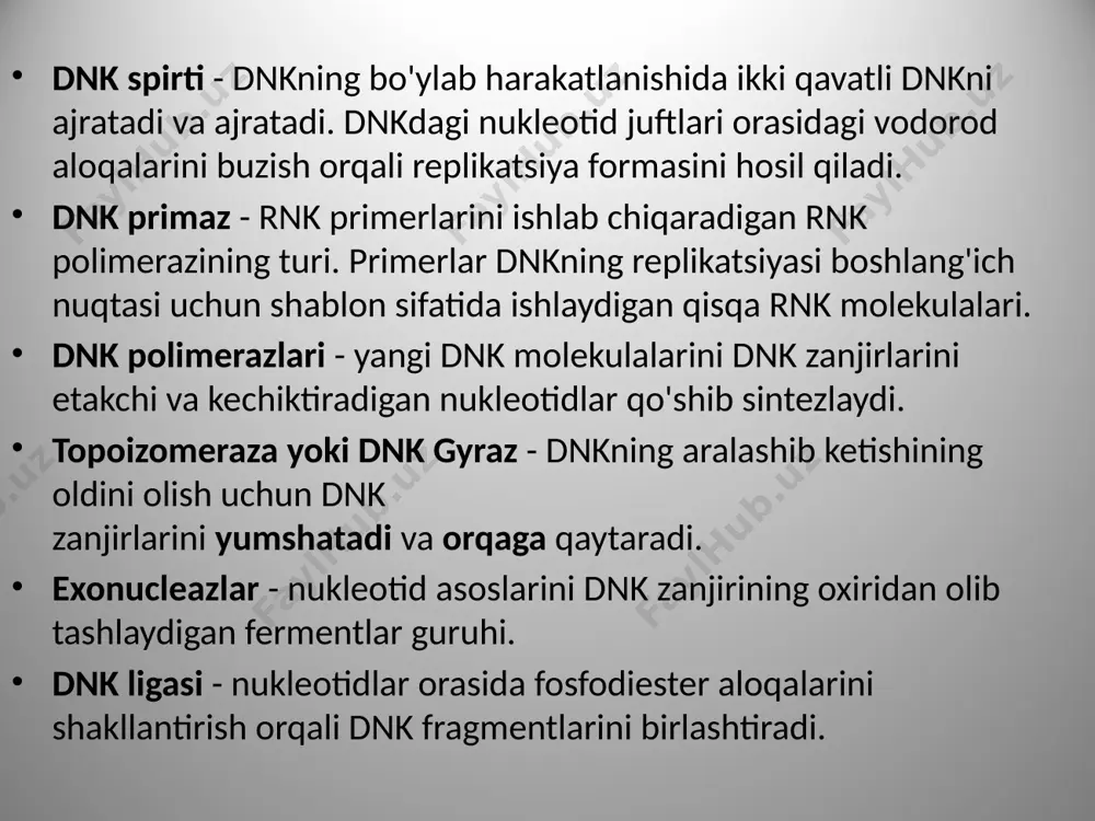 'ri" nukleotidlarning ko'pini olib tashlab, o'z ishlarini tekshiradilar. zanjirga nukleotidlarni qo'shish uchun energiya kerak bo'ladi. bu energiyaning manbai nukleotidlarning o'zi bo'lib, ularga uchta fosfat biriktiriladi (masalan, energiya tashuvchi atp molekulasi). fosfatlar orasidagi bog'lanish buzilganda, bo'shatilgan energiya qo'shiladigan nukleotid va o'sib borayotgan zanjir o'rtasida bog'lanish uchun sarflanadi. e. coli kabi prokariotlarda dnk replikatsiyasida ishtirok etadigan ikkita asosiy dnk polimeraza mavjud: dnk polimeraza iii (dnk sintezida ishtirok etadigan asosiy ferment) va yordamchi rol o'ynaydigan dnk polimeraza i, bu haqda keyinroq muhokama qilamiz. dnk polimerazalari va boshqa replikatsiya omillari qayerdan boshlashni biladi? replikatsiya har doim dnkning nukleotidlar ketma-ketligi tomonidan tan olingan replikatsiyaning kelib chiqishi deb ataladigan ma'lum joylarda boshlanadi. e. coli, aksariyat bakteriyalar kabi, o'z xromosomasida bitta replikatsiya kelib chiqishiga ega. bu fragment taxminan 245245245 ta asos juftini tashkil etadi va asosan a/t tayanch juftlarini oʻz ichiga oladi (ular g/c tayanch juftlariga qaraganda kamroq vodorod aloqalari bilan birlashtiriladi), bu dnk zanjirlarini ajratishni osonlashtiradi. …