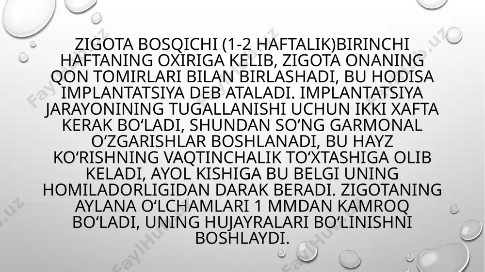 shdan 5-6 oydan so‘ng homilaning qoshlari, kipriklari va sochlari paydo bo‘ladi. embrional davrning oxiriga borib, erkak embrionda urug‘don, qiz embrionda tuxumdonlar rivojlanadi. uchinchi oyda urug‘donda tashqi jinsiy belgilar rivojlanishiga ta’sir ko‘ratuvchi garmonlar sintez qilishni boshlaydi: qiz embrionda bu garmon sintezlanmaydi va o‘xshash hujayralardan jinsiy organlar hosil bo‘ladi. bu o‘zgarishlar homilaning 22 va 28 haftalar o‘rtasida rivojlanayotgan organlarning ko‘pchilik tizimi ishonchli ravishda faoliyat yurita boshlaydi, shuning uchun homila hayotining bu davri homilaning hayotchan davri deb ataladi. bu vaqtda homila bola ko‘rinishini oladi. vaqtidan avval tug‘ilgan bolalarning nafas olish organlarida muammolar tug‘ilishi mumkin. shuningdek, ular tana haroratini doimiy tarzda boshqarib turolmaydilar. chunki, ularda teri osti qavatidagi yog‘ qavati mavjud bo‘lmaydi .bu qavat homilaning 8 - oyida hosil bo‘ladi. hozirgi zamon neonatal yordamning imkoniyatlari yordamida erta tug‘ilib qolgan bolalar yashab qolishi mumkin. homila bosqichida xulk -atvor paydo bo‘ladi, homilada faollik davri ko‘rinadi. ko‘pchilik onalar homila harakatchanligi va tinch vaqtlarini aytib berishlari mumkin. homilaning …