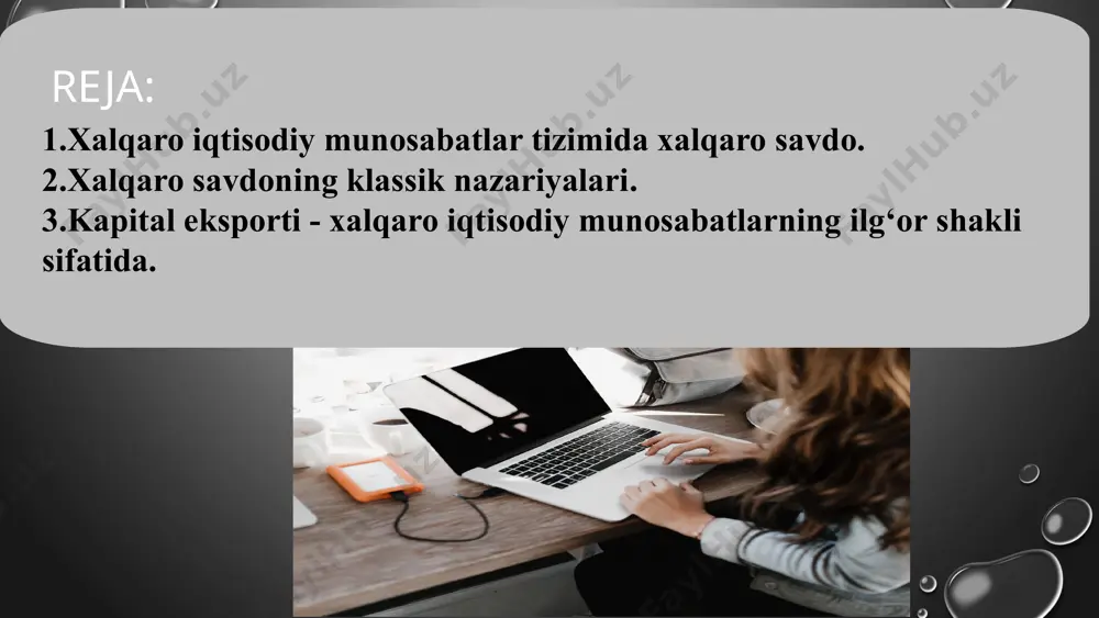 kazlardan biridir. f “tashqi savdo” deganda bir mamlakatning boshqa bir mamlakat bilan haq to‘lanadigan olib kirishi, ya’ni, import va haq to‘lanadigan olib chiqish, ya’ni, eksportdan iborat savdosi nazarda tutiladi. dunyodagi barcha mamlakatlarning haq to‘lanadigan tovar aylanmasi yig‘indisi xalqaro savdo deb ataladi. . xalqaro ishlab chiqarish ixtisoslashuvining asosiy turlariga: - predmetli (mahsulot ishlab chiqarish); - detalli (mahsulotni tashkil qiluvchilami ishlab chiqarish); - texnologik yoki bosqichli (ya’ni, alohida texnologik jarayonlarni, masalan yig‘ish, bo‘yash va boshqalami amalga oshirish) ixtisoslashish kiradi. tovar va xizmatlarning jahon savdosi jahon savdosi an'anaviy bo'lib, tarixan birinchi va hozirda xim ning asosiy shakllaridan biri hisoblanadi. u xalqaro mehnat taqsimotining miqdoriy ifodasi bo'lib xizmat qiladi, uning foydalari ishlab chiqarish samaradorligini oshirish, ishlab chiqarish xarajatlarini pasaytirish va iqtisodiy manfaatlarni eng yaxshi qondirishni izlash bilan bog'liq. eksport qilishda mamlakat yuqori jahon narxi va past ichki narx o'rtasidagi farq bilan o'lchanadigan foyda oladi. import qilishda muayyan turdagi mahsulotni milliy ishlab chiqarishdan voz kechish …