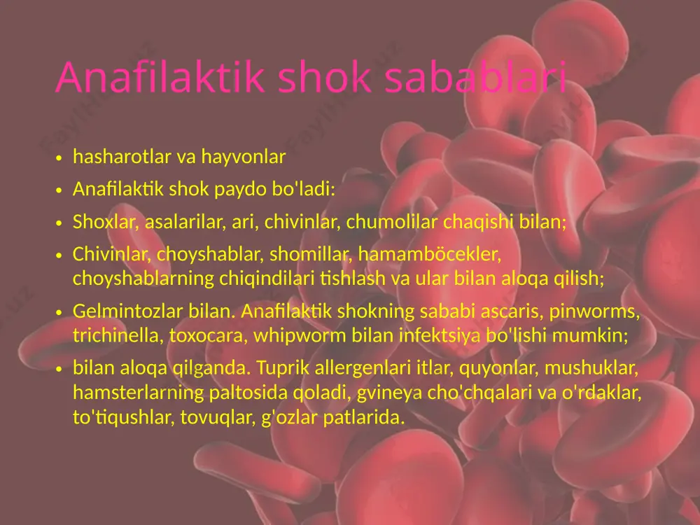 astlabki belgilari anafilaktik shokning dastlabki belgilari turlicha bo’lib, ular nisbatan yengil ko’rinishda bo’lishi mumkin. bularga toshma, qichishish yoki qo’rquv hissi kiradi. odamda anafilaktik shok bo’lishi mumkinligi haqida dastlabki belgilar: yuz va tananing terisi qizarib ketadi; dudoqlar yoki yuzning shishishi paydo bo’ladi; xirillash, bo’g’ilish, yo’tal bo’lishi mumkin; nafas qisilishi kuchayadi, nafas olish qiyinlashadi. diagnostika agar ilgari jiddiy allergiya xuruji yoki anafilaksiya alomatlari bo’lgan bo’lsa, shifokoringizga murojaat qiling. anafilaksiyani tashxislash va u bo’yicha uzoq muddatli davolash olib borish qiyin. allergiya va immunologiya bo’yicha ixtisoslashgan shifokorga murojaat qilish kerak. birinchi yordam anafilaktik shok uchun birinchi yordam uch bosqichdan iborat. zudlik bilan qo'ng'iroq qilish kerak tez yordam mashinasi. keyin jabrlanuvchidan allergiyaga nima sabab bo'lganini bilib olishingiz kerak. agar sabab jun, paxmoq yoki chang bo'lsa, bemorning allergen bilan aloqasini to'xtatish kerak. allergiya sababi hasharot chaqishi yoki in'ektsiya bo'lsa, yarani antiseptik bilan moylash yoki yara ustidagi turniketni qo'llash tavsiya etiladi. jabrlanuvchiga antigistamin (antiallergik) preparatni imkon qadar …