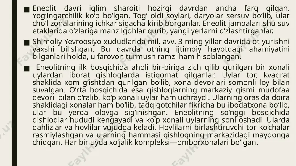 nchoqlar topilgan. ikkinchi bosqich so‘nggi eneolitdan ilk bronza asriga o‘tish davri hisoblanadi. qadimgi qishloq hududi ancha kengayadi, bir xonali guvala uylar o‘rnida xom g’ishtdan yasalgan ko‘p xonali uylar paydo bo‘ladi. ayrim uylarda oilaviy e’tiqod joyi–dumaloq shaklda ishlangan altar (olovxona) bo‘lgan. ko‘p xonali xovlilar oralig’ida tor ko‘chalar va maydonlar shakllangan. qishloqning ikkita joyida ibodatxonasi bo‘lgan. qishloqdan toshdan ishlangan tarozi toshlari, to‘qimachilik dastgohining qismlari, eshik osti toshlari, urchuq toshlari, misdan ishlangan pichoqlar, xanjarlar, qarmoqlar, igna va bigizlar topilgan. o‘zbekistonda eneolit davri manzilgohlari kam o‘rganilgan. lekin mavjud arxeologik manbalar asosida eneolit davrining ijtimoiy iqtisodiy rivojlanish yo‘llarini aniqlab olish mumkin. bu davrda o‘zbekistonning shimoliy xududlarida hali neolit davri jamoalari, ya’ni kaltaminor madaniyati jamoasi yashab kelardi. lekin ularning janubiy xududlar bilan aloqasi ularning iqtisodiy xayotlariga o‘zgarishlar olib keldi. jumladan, 3 ming yillikning oxirlarida metall bilan tanishdilar, ilk chorvachilik va dehqonchilik xo‘jaliklari paydo bo‘la boshladi. o‘zbekiston xududida bronza davrida ijtimoiy – iqtisodiy taraqqiyot jadal rivojlandi. sarazm …