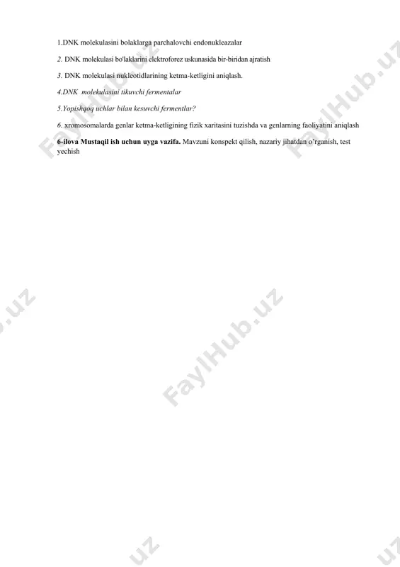 os aminokislotani biriktiradi. trnkning antikodon qismi ham mavjud va antikodon qismi i-rnk kodoniga mos keladi. antikodon 3 ta nukleotiddan iborat bo'lib, i-rnk kodoniga birikadi. trnk o'ziga biriktirgan aminokislotani olib ribosomaga keladi va ribosomaning a-aminoatsil qismiga kirib (ribosomaning katta subbirligida joylashgan) i-rnkning tegishli kodoni (trnk birikadigan nukleotidlar uchligi)ga o'zining antikodon (trnk antikodon nukleotid uchligi) qismi bilan i-rnk kodoniga birikadi) komplementar birikadi. so'ngra aminokislotani tutgan trnk ribosomaga keladi. bu vaqt ribosomaning a-aminoatsil qismidagi trnk va i-rnk birikmasi ribosomaning siljishi tufayli ribosoma- ning p-qismiga o'tadi. ribosomaga kelgan ikkinchi trnk ribosomaning a-qismiga birikadi va p qismida 1- va 2- aminokislotalar peptid bog'ini hosil qiladi. shunisi qiziqarliki, trnkning antikodon tripleti ribosomadagi i-rnk tripletiga komplementar bo'lib chiqsagina, aminokislota trnkdan ajraladi. ribosoma shu onda- yoq i-rnk bo'ylab bir tripletga oldinga «qadam tashlaydi». trnk esa ribosomadan sitoplazmaga chiqarib tashlanadi (45-, 46-rasm- lar). oqsil sintezi jarayonida t-rnk adaptorlarik vazifasini bajaradi. yani t-rnk sitoplazmada duch kelgan aminokislotani o'ziga biriktirib olavermaydi. …