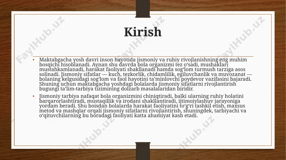 omildir. tarbiyachi mashqlarni qiziqarli o‘yinlar, musiqali harakatlar va sport elementlari bilan uyg‘unlashtiradi. shuningdek, mashg‘ulotlarda xavfsizlik qoidalariga rioya qilish ham pedagog zimmasidagi asosiy vazifalardan biridir. 2.3. motivatsiya va rag‘batlantirish bolalar ko‘proq qiziqish uyg‘otadigan faoliyatga faol ishtirok etadi. shuning uchun o‘qituvchi va tarbiyachi turli rag‘batlantirish usullaridan foydalanishi zarur. maqtov, kichik sovg‘alar, qiziqarli musobaqalar bolalarda mashqlarga bo‘lgan ishtiyoqni kuchaytiradi. 2.4. oilaviy hamkorlik bolalarni jismoniy rivojlantirish faqat maktabgacha ta’lim muassasasida emas, balki oilada ham davom etishi kerak. tarbiyachi ota-onalarga maslahatlar beradi, uy sharoitida bajarilishi mumkin bo‘lgan oddiy mashqlarni tavsiya qiladi. bu hamkorlik bolaning sog‘lom turmush tarzini shakllantirishda muhim ahamiyatga ega. o‘qituvchi va tarbiyachining o‘zi sog‘lom turmush tarziga amal qilishi, jismoniy mashqlarda faol bo‘lishi bolalar uchun ibrat vazifasini bajaradi. chunki bolalar ko‘pincha kattalarning xatti-harakatlarini takrorlash orqali o‘rganadilar. xulosa maktabgacha yoshdagi bolalarda jismoniy sifatlarni rivojlantirish — ularning sog‘lom, baquvvat va faol shaxs bo‘lib ulg‘ayishida hal qiluvchi omil hisoblanadi. bu davrda bolalarda kuch, tezkorlik, chidamlilik, egiluvchanlik va …