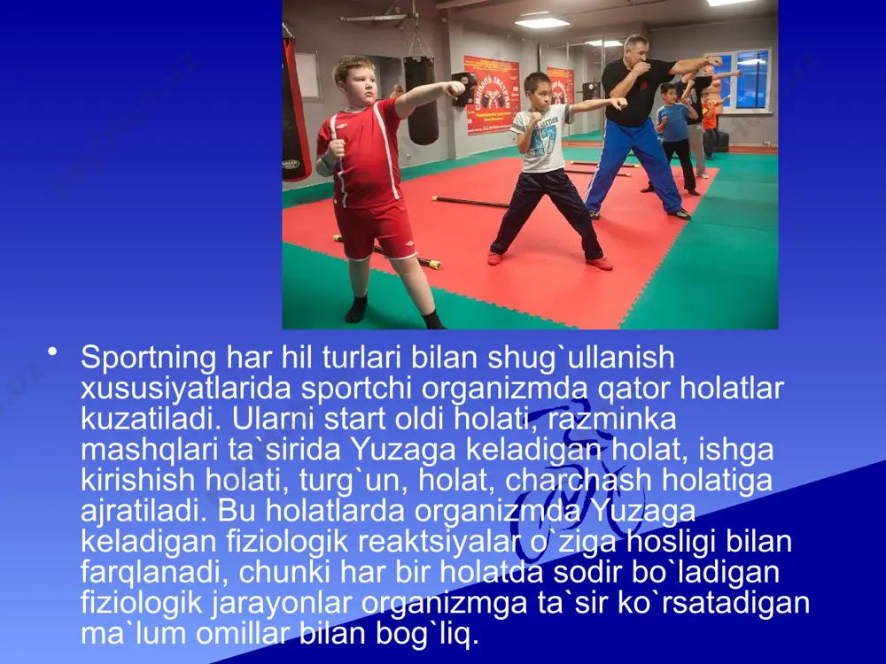 jash kuchayadi. bu jarayonlar harakatlarning boshqarilish mexanizmini takomillashishi bilan bog`liqdir. sportda kuch bilan bajariladigan mashqlar ham mavjud bo`lib, bu turga: og`ir atletika, to`qmoq va yadro uloqtirish kiradi. sportning bu turlari bilan shug`ullanish ko`tariladigan shtanga og`irligiga yoki uloqtiriladigan snaryadning tortishiga mos keladigan muskul kuchlanishini rivojlantiradi. statik kuchlanish ozmi ko`pmi vaqt ichida muskullarni taranglangan holatida ushlashdan iborat bo`lib unga, og`irliklarni, gavdasini yoki qo`l-oyoqlarni ma`lum holatda ushlab turish va boshqalar kiradi. statik kuchlanishlarda muskullar izotermik rejimda ishlaydi. statik kuchlanishda maksimal taranglikni uzoq vaqt ushlab bo`lmaydi. taranglanish darajasi qanchalik past bo`lsa, uni saqlash vaqti shunchalik ko`p bo`ladi. statik kuchlanishning uzoq vaqt saqlanishda charchash bilan kuzatilmaydigan darajasi muskul tonusi deb yuritiladi. statik kuchlanishlardagi energiya sarfi muskullarning (sarfi) taranglashish darajasiga to`g`ri mutanosib bo`ladi, ya`ni muskul taranglashishi qanchalik kuchli bo`lsa energiya sarfi shunchalik ortiq bo`ladi va aksincha. statik kuchlanishlarda harakat bo`lmasligi va boshqa mehanik ish bajarilmasligi bu jarayonlarda statik ish deb atash imkonini bermaydi, ularni bajarilishida energiya …