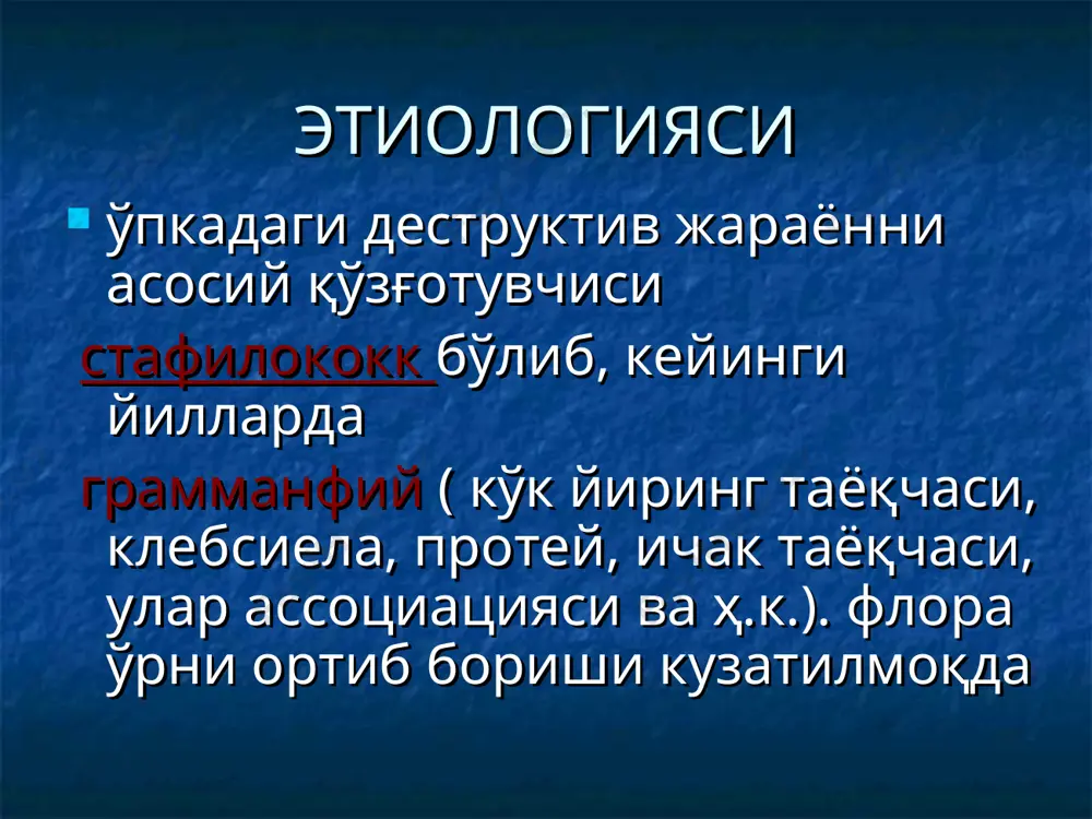 ади. напряженный пиопневмоторакс справа. средостение смещено влево. уплощен правый купол диафрагмы. расширены межреберные промежутки. определяется медиастинальная грыжа. плащевидный плеврит справа. <> <> многокамерный пиопневмоторакс справа <> рентгенография пиопневмоторакснинг таранглашмаган тури кўкс оралиғининг сурилмаслиги билан фарқ қилади. чегараланган пиопневмотораксда рентген тасвири ҳаво билан суюқликнинг жойлашган жойи ва миқдорига боғлиқ бўлади. бу ҳолда кўкрак девори дорзал ёки вентрал томонга осилиб туради. бир камерали чегараланган пиопневмотораксда бир текисликдаги бўшлиқ кўринади. кўп камералида эса бундай бўшликдан 2—3 таси ҳар хил текисликда бўлади рентгенография деструкциянинг плеврал асорати кам ҳолларда суюқлик йиғилмасдан «тоза» пневмоторакс шаклида ўтади. бу шакли ҳам таранглашган таранглашмаган чегараланган турларга бўлинади рентгенография тотал пиотораксда рентген орқали зарарланган кўкрак бўшлиғининг кучли қорайганлиги ва кўкс оралиғининг тасвири билан қўшилиб кетганини кўриш мумкин. ўпка тасвири кўринмайди, синусларни ҳам ажратиб бўлмайди. касалланган томонда қовурғалар орасидаги кенглик кенгайган. кўкс оралиғининг сояси экссудат ҳисобига соғ томонга қараб сурилади. чегараланган пиоторакс ўзининг суяклараро ва диафрагма устида жойлашиши (жадал зотилжам) билан …