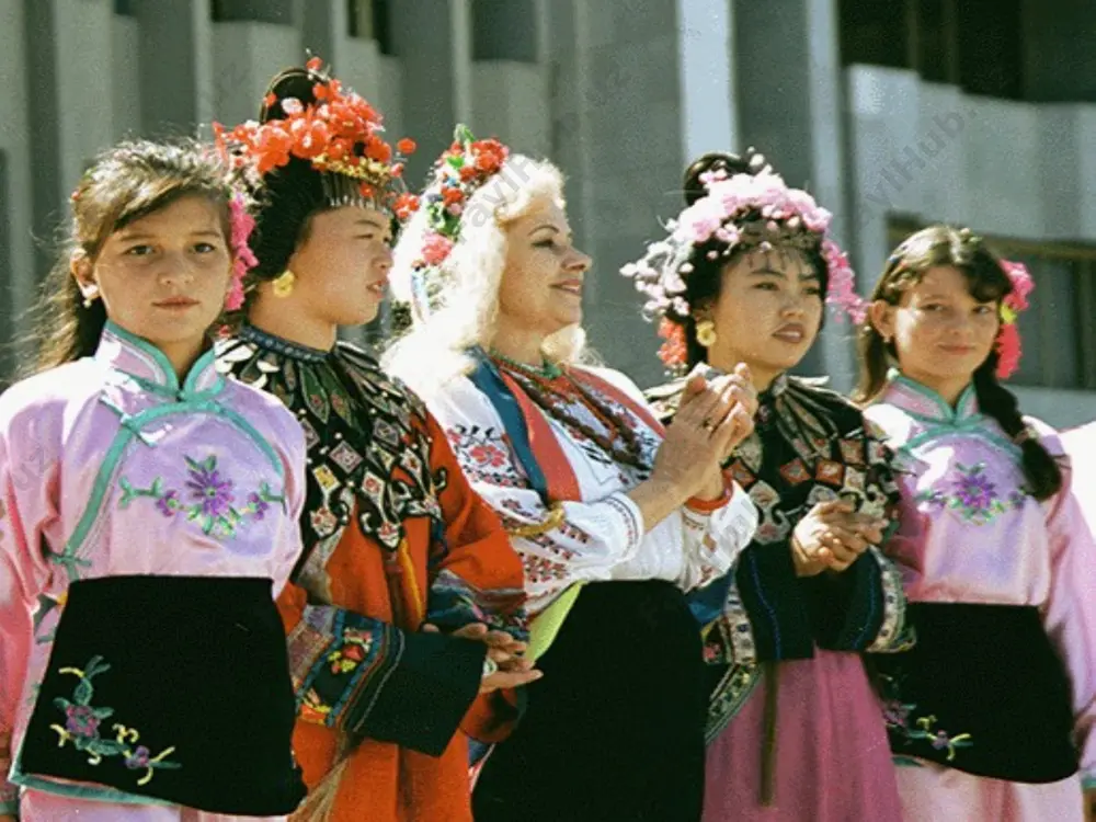 kelib chiqishi (etnogenezi)ni o'rganishda katta yordam beradi. evropada yashovchi deyarli yarim milliard aholining ko'pchiligi (o'ndan to'qqiz qismi) hind-evropa til oilasining uchta yirik til turkumi — roman, german va slavyanlardan iborat. qolgan katta qismi grek, kelt va alban til turkumlariga oid va qisman ural til oilasiga kirgan finno-ugor til turkumining vakillaridir. roman til turkumiga janub va g'arbda yashovchi italyanlar, fransuzlar, vallonlar, ispanlar, portugallar, ruminlar kiradi. jahon aholisining yarmiga yaqini osiyoda joylashgan bo'lib, mingdan ortiq etnik tuzilishi, tili, madaniy-iqtisotliy darajasi va maishiy turmushi bilan bir-biridan farq qiladigan turli elat va xalqlar yashaydi. osiyoning ko'p qismi otlamning vatani (ya'ni antropogenez)dir. bu yerda juda ko'p dastlabki qadimiy tillar, asosiy irqlar shakllangan, qadimgi madaniyat markazlari, jahon dinlari (nasroniylik, buddizm va islom) paydo bo'lgan. yuz milliondan ortiq aholiga ega bo'lgan xitoylar, hindistonliklar, yaponlar, bengalliklar, 26 ta o'n milliondan ortiq aholi xalqlar bilan bir qatorda bir necha ming va hatto bir necha yuz ming kishidan iborat juda …