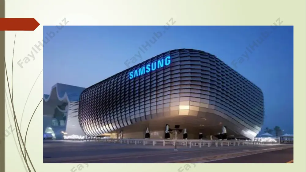 ning bozordagi o‘rni: samsung smartfonlar bo‘yicha dunyo bozorida birinchi yoki ikkinchi o‘rinni egallaydi (apple bilan raqobatda). televizorlar segmentida esa 15+ yildan beri ketma-ket dunyo yetakchisi. mikrosxemalar bo‘yicha intel, tsmc bilan bir qatorda eng yirik ishlab chiqaruvchi hisoblanadi. innovatsiya va texnologik yetakchilik 🧠 1. innovatsiyaga sodiqlik samsung har yili milliardlab dollarni tadqiqot va ishlanmalarga (r&d) sarflaydi. 2024-yil holatiga ko‘ra, kompaniya dunyodagi eng ko‘p patentga ega bo‘lgan texnologik gigantlardan biridir. har yili yevropa va aqsh patent idoralarida minglab yangi patentlar ro‘yxatdan o‘tkaziladi. 📱 2. mobil innovatsiyalar galaxy note — stylus bilan ishlovchi birinchi flagman smartfonlaridan biri. galaxy fold/flip — bukiluvchi ekranli smartfonlar bilan yangi segment yaratilgan. one ui — foydalanuvchi qulayligi uchun ishlab chiqilgan kuchli va intuitiv interfeys. ⚙️ 3. yarim o‘tkazgichlar (semiconductors) bozoridagi yetakchilik samsung — dram, nand va mobil chiplar bo‘yicha dunyodagi eng yirik ishlab chiqaruvchilardan biri. exynos chiplar — samsung’ning o‘z mobil protsessor liniyasi. tsmc bilan raqobatda turib, chip …